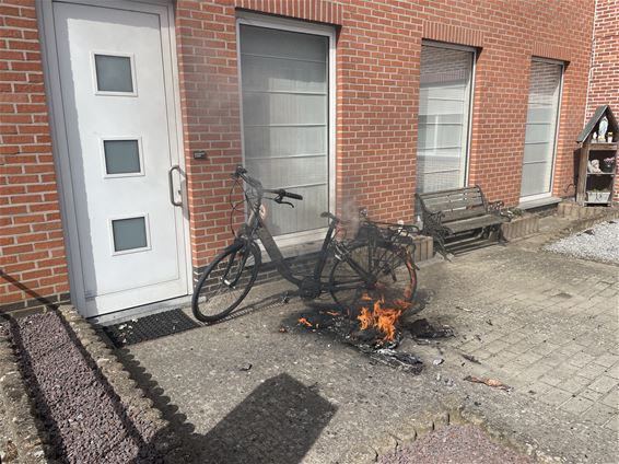 Fiets gaat in vlammen op - Beringen
