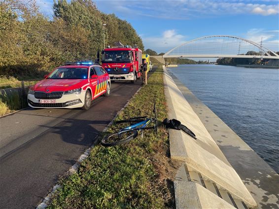 Fietser in kanaal - Beringen