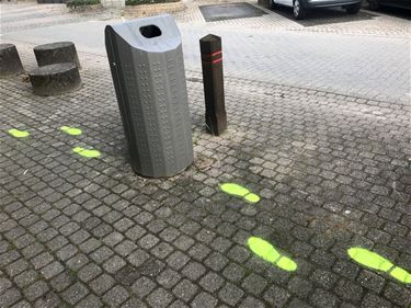 Fluo-gele voetafdrukken in het straatbeeld