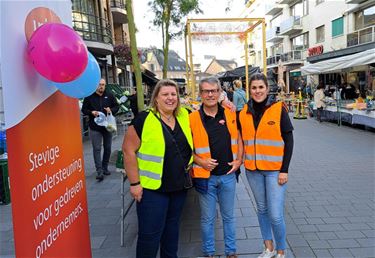 Fluohesjes voor marktbezoekers - Pelt