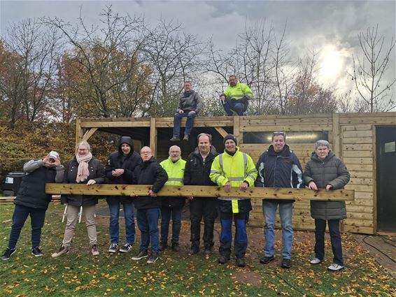 Ford-medewerkers bouwen tuinhuis voor De Heg - Lommel