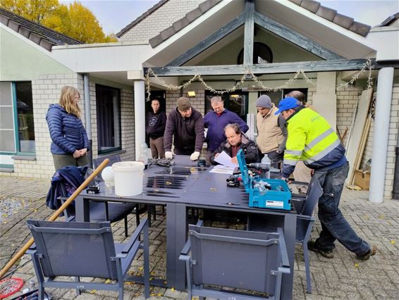 Ford-medewerkers bouwen tuinhuis voor De Heg - Beringen