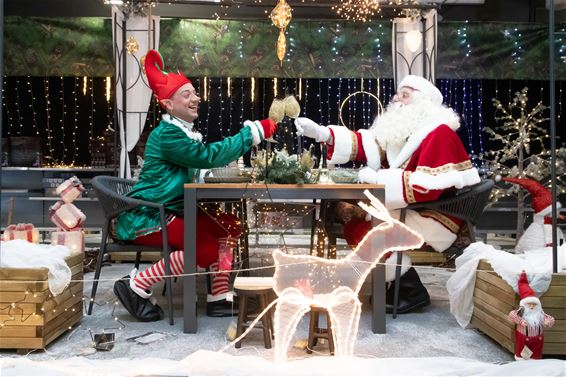 Fotoshoot van de Kerstman en zijn Kerstelf - Lommel