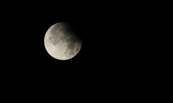 Gedeeltelijke maansverduistering in Grote Brogel - Peer