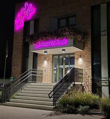 Gemeentehuis in roze gloed tegen borstkanker