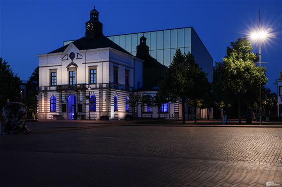 Gemeentehuis kleurt blauw - Leopoldsburg