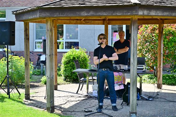 Gene Thomas stelt 26ste Buitenbeenpop voor - Leopoldsburg