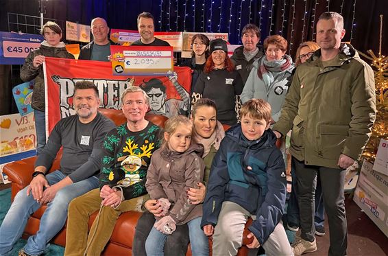 Gesigneerde gitaar levert 2.095  € op voor BEPOPI - Pelt