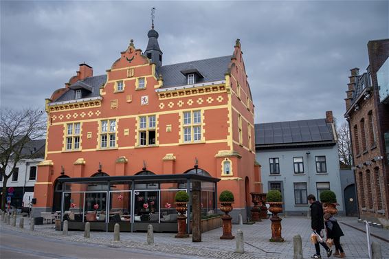 Gevel Oud Stadhuis wordt gerenoveerd - Peer