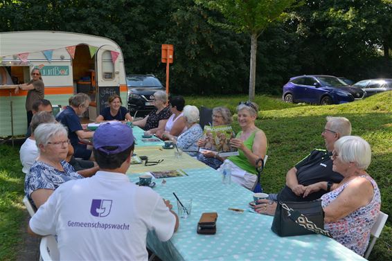 Gezellige buurtbabbel aan de Pekpot - Beringen