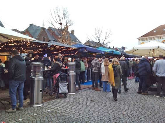 Gezellige drukte op de kerstmarkt - Peer