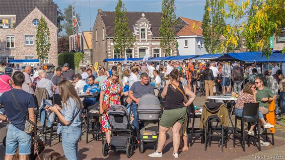 Gezellige drukte op de Teutenmarkt - Pelt