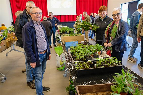 Gezellige drukte op ruildag Tuinhier Koersel - Beringen