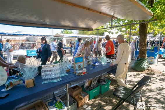 Glasmarkt trekt veel volk naar centrum - Lommel