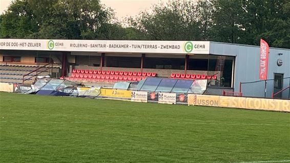 Glazen wand VIP-tribune stort in - Beringen