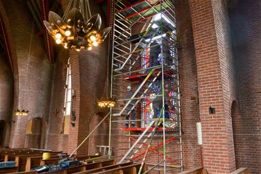 Grote glasramen terug in de kerk - Beringen