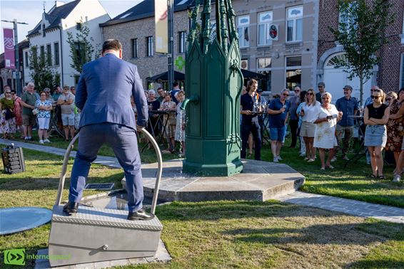 Er komt terug water uit de pomp op de markt - Peer