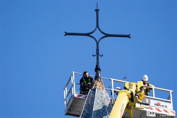 Het nieuwe kruis van de Sint-Pietersbandenkerk - Lommel