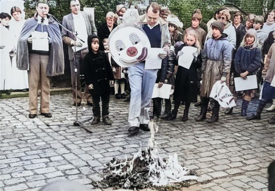 Het verbranden van de maskers (2) - Pelt