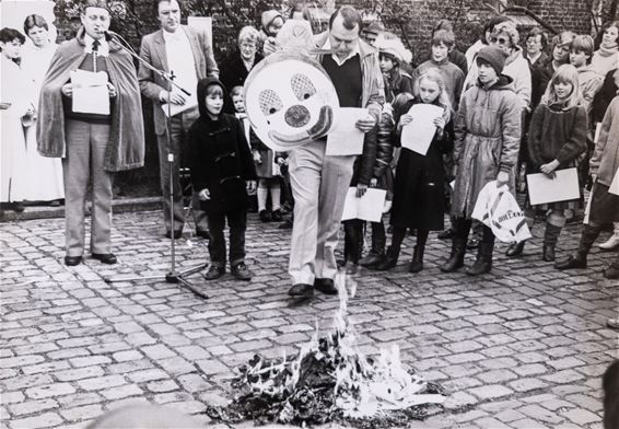 Het verbranden van de maskers - Pelt