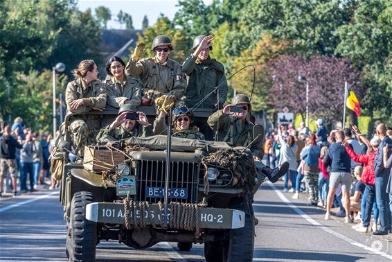 Historische legercolonne trekt door Pelt - Pelt