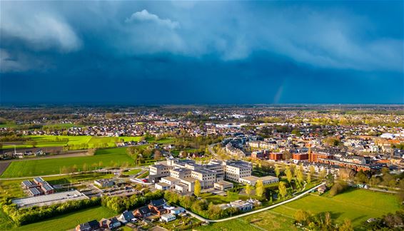 In de verte hangt een regenboog - Pelt