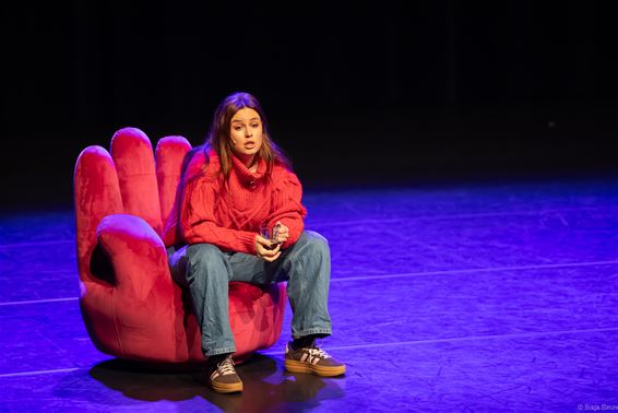 In rook vergaan: confronterend theater - Pelt