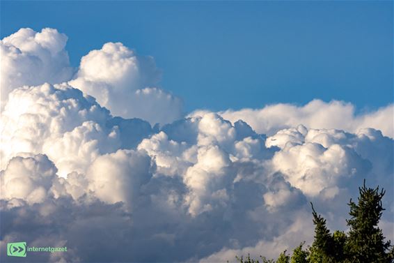 Indrukwekkende stapelwolken aan de horizon - Oudsbergen