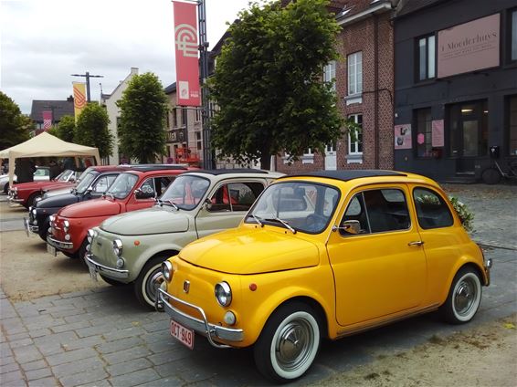 Peer - Italiaanse oldtimers kleuren centrum van Peer