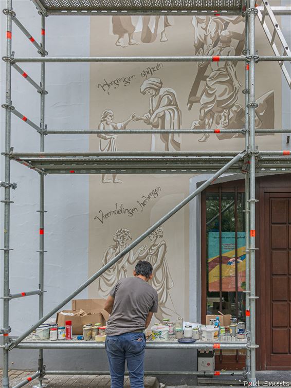 Italianen beschilderen kerk van Waterschei - Genk