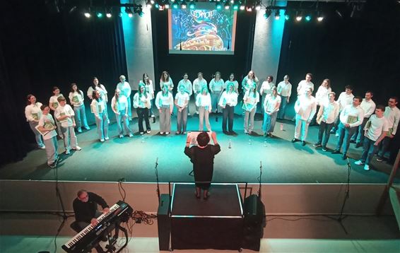 Jeugdkoor Lokomotion warmt op voor jubileumconcert - Lommel