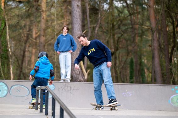 Jong en oud op het skatebord - Genk