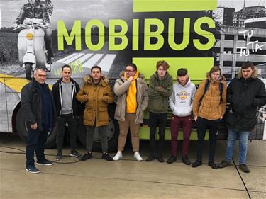 Jongeren maken kennis met de Mobibus - Beringen