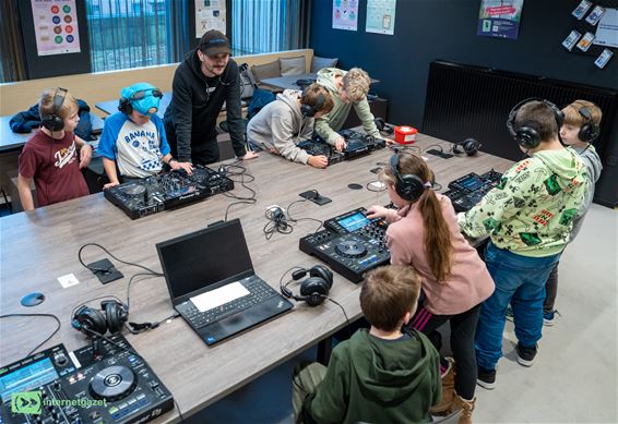 Jongeren ontdekken het DJ’en in bib Eksel - Hechtel-Eksel