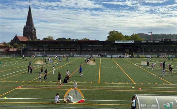 Jongeren proeven van hockey - Beringen