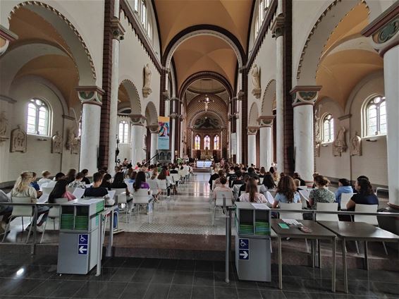 Jongeren starten schooljaar met bezinning in kerk - Beringen