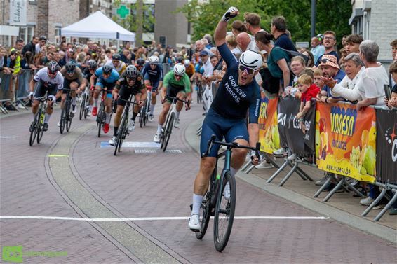 Joris Ceelen wint Dorpelingenkoers in Lille - Pelt