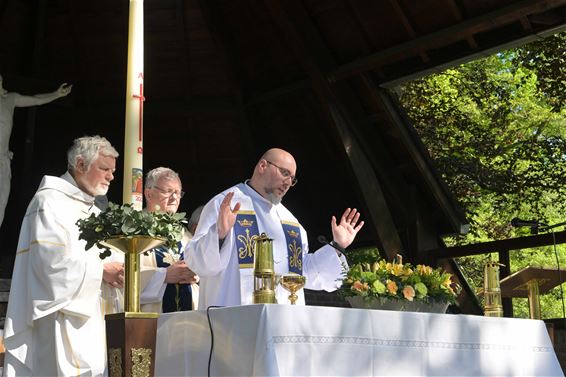 Kampse pastoor viert mee in Koersel