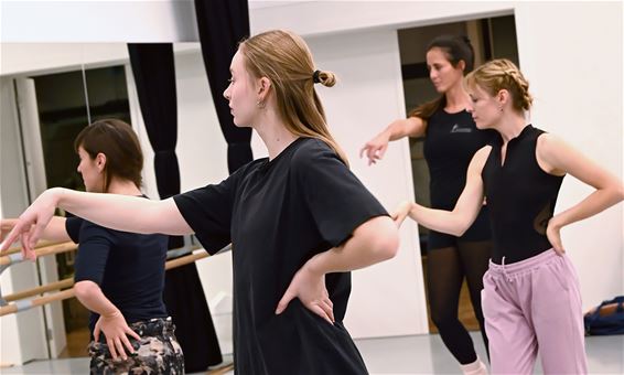 KANL proeft van choreografie Laura Neyskens - Lommel