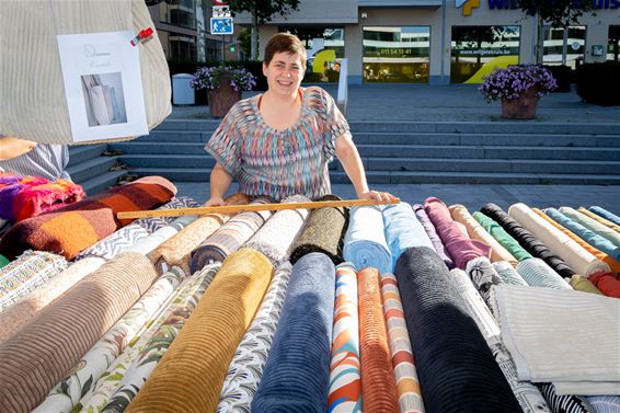 Katrien, marktkramer op de Stoffenmarkt - Lommel