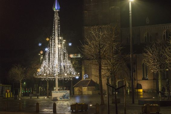 Kerkplein weer opgefleurd met kerstboom - Lommel