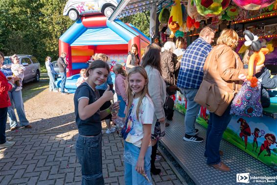 Kermis in Stevensvennen, onder een stralende zon - Lommel