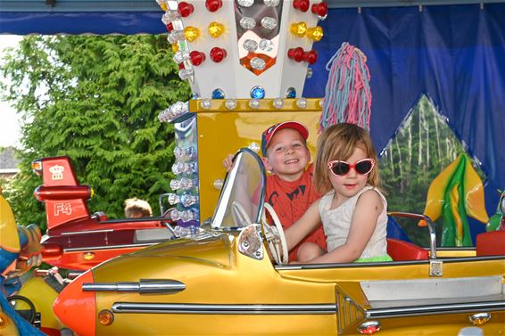 Kermis Lutlommel onder een stralende zon - Lommel