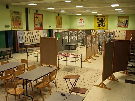 Kijken naar oude communiefoto's - Hamont-Achel