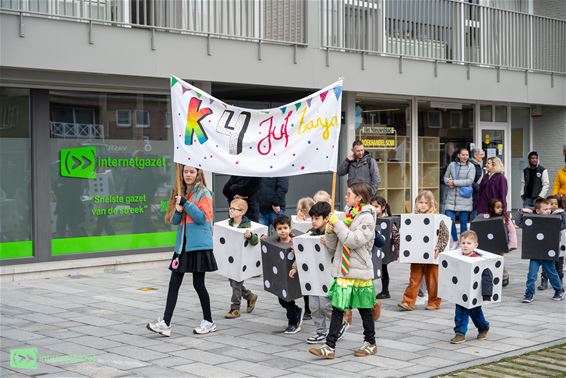 Kindercarnaval kleurt centrum Neerpelt - Pelt