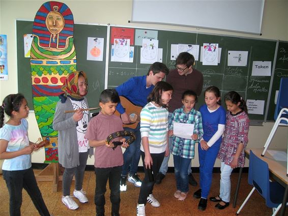 Kinderen componeerden eigen 'mozaïeklied' - Houthalen-Helchteren