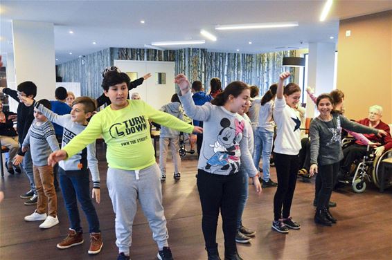 Kinderen De Horizon zingen en dansen in Sporenpark - Beringen