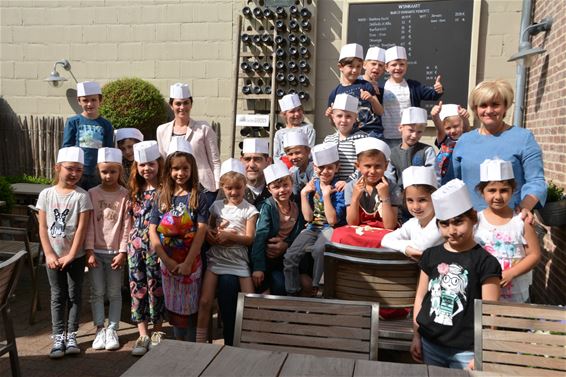 Kinderen maken pizza's bij Alberto en Marianne - Beringen