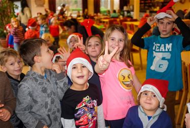 Kinderen Steenhoven zingen kerstliedjes - Beringen