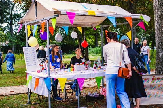 Kinderen verkopen creaties op Mini-Supermarkt - Lommel